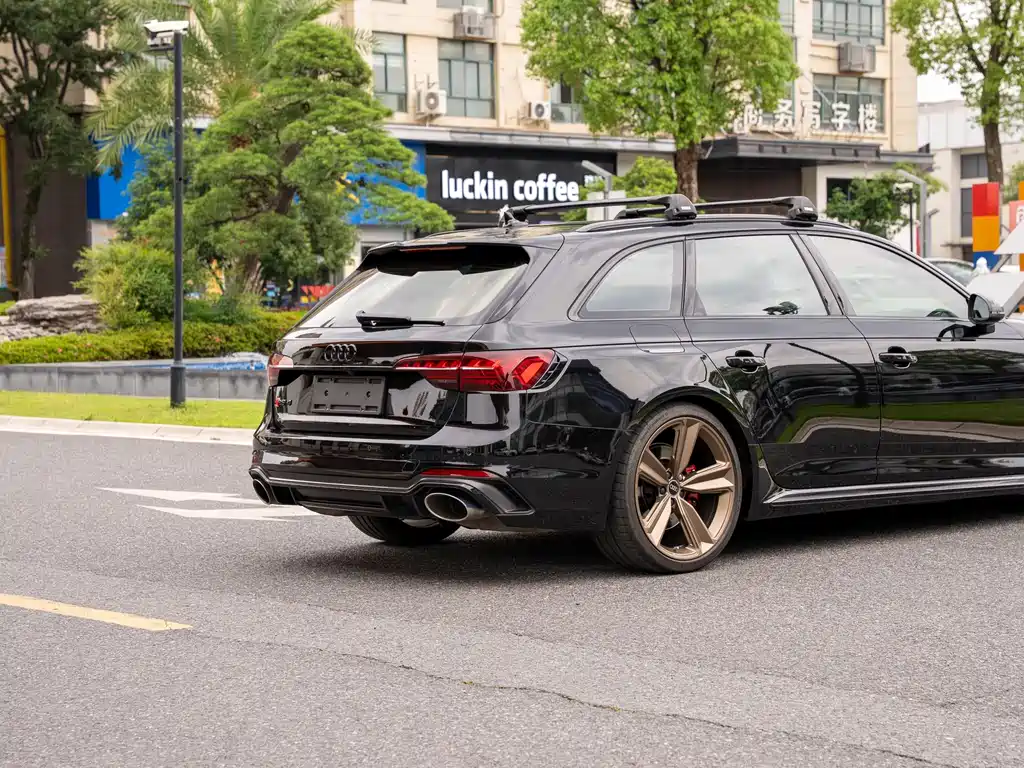 Audi RS 4 2023 — фото 12