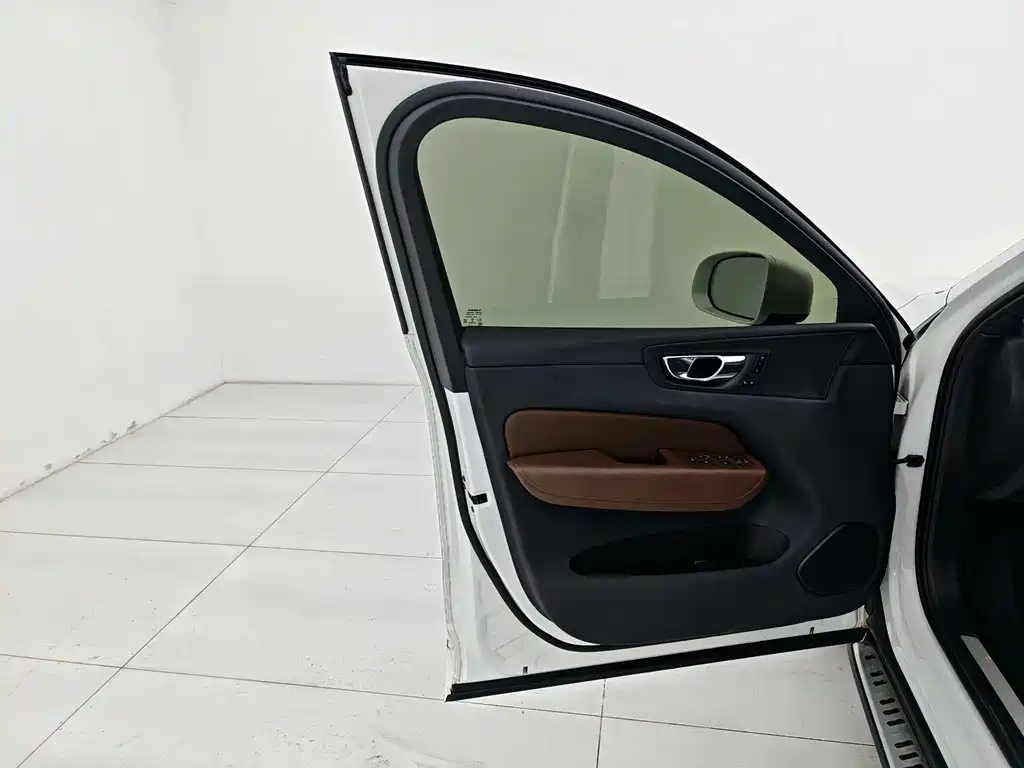 Volvo XC60 2021 — фото 11