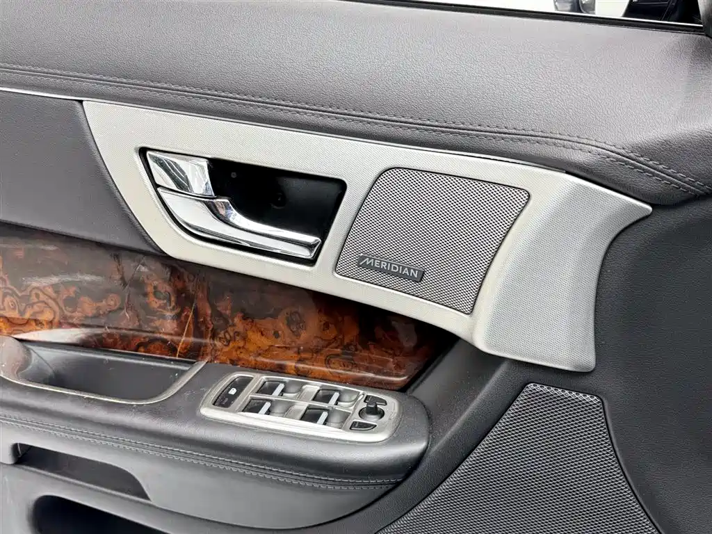 Jaguar XF 2013 — фото 12