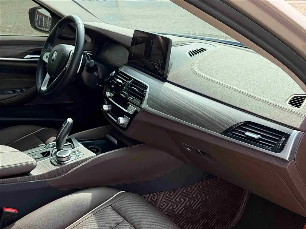 BMW 5 Series 2022 — фото 12