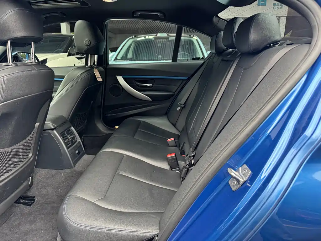 BMW 3 Series 2018 — фото 11