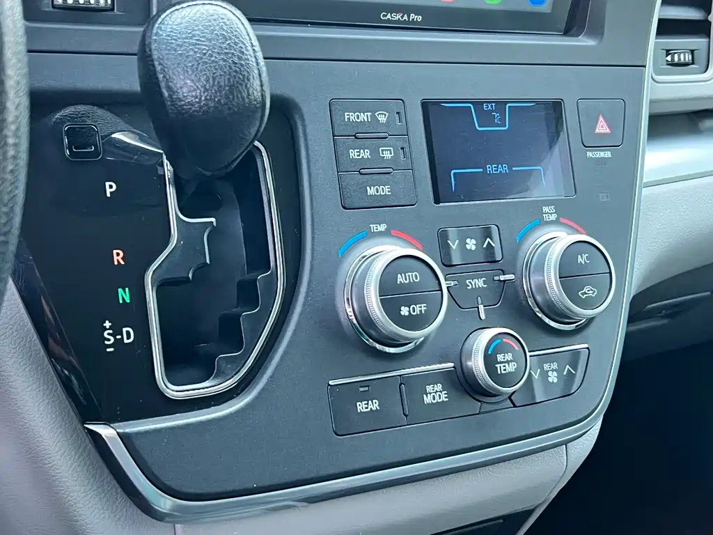 Toyota Sienna 2017 — фото 13