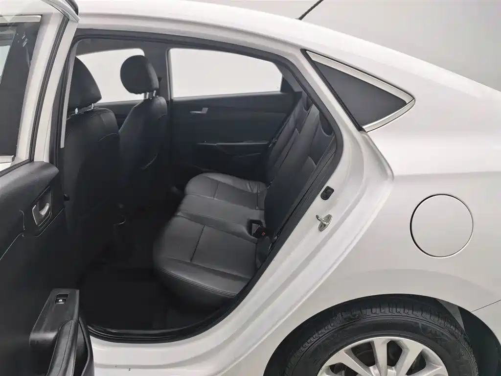 Hyundai Verna 2017 — фото 15