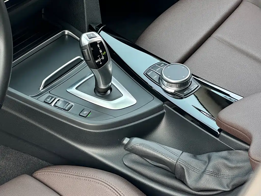 BMW 3 Series 2019 — фото 18