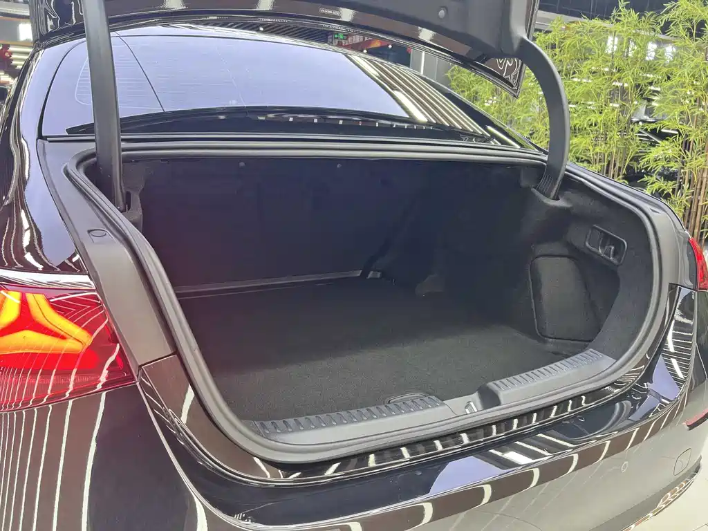 Mercedes-Benz E-Class 2025 — фото 12