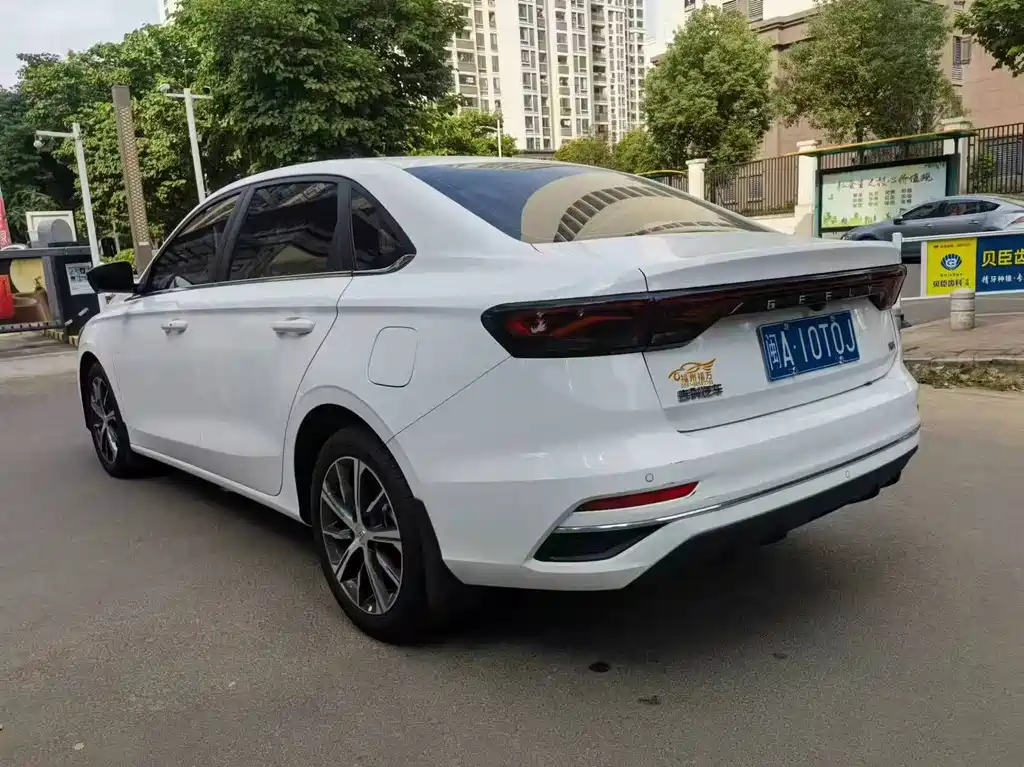 Geely Emgrand 2022 — фото 12