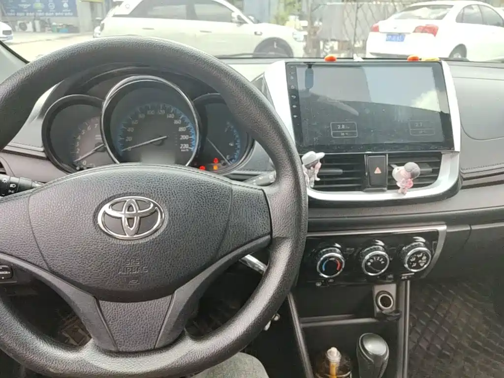 Toyota Yaris L 2017 — фото 10