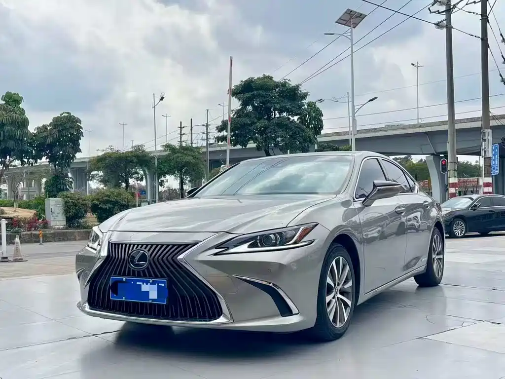 Lexus ES 2020 — фото 1