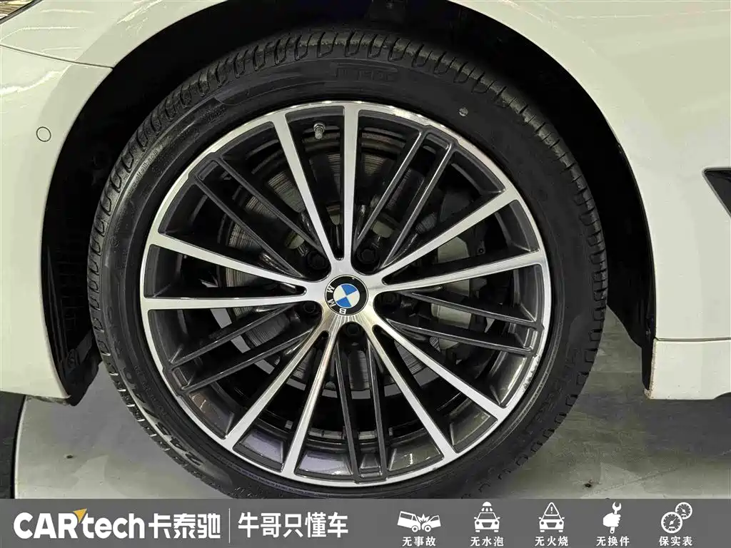 BMW 5 Series 2019 — фото 10