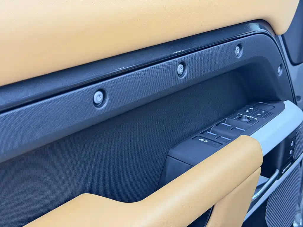 Land Rover Defender 2024 — фото 12