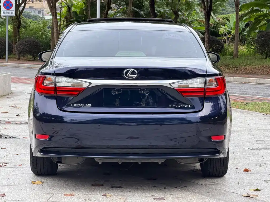 Lexus ES 2017 — фото 12