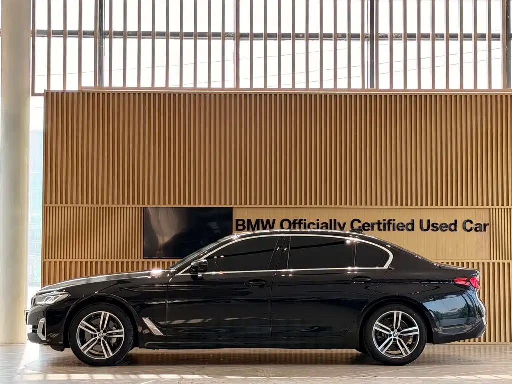 BMW 5 Series 2022 — фото 2
