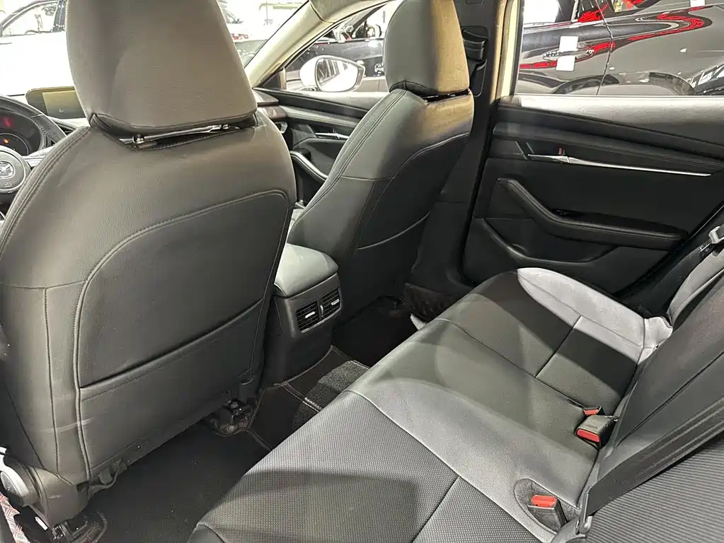 Mazda 3 Axela 2021 — фото 8