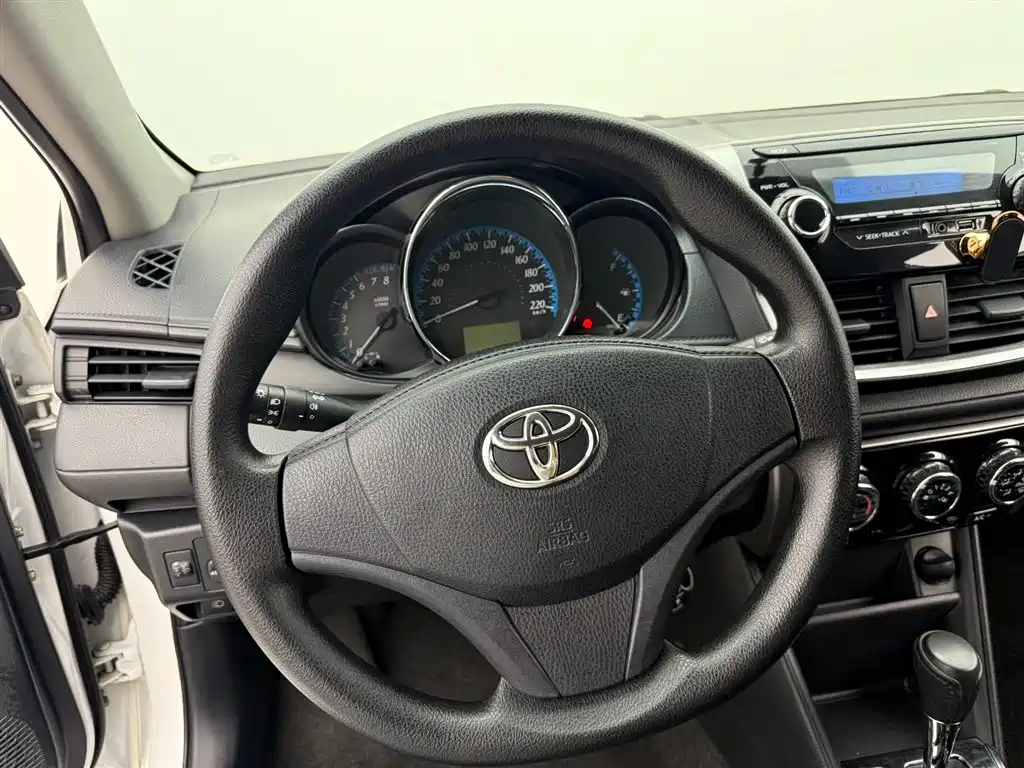Toyota Yaris L 2018 — фото 10