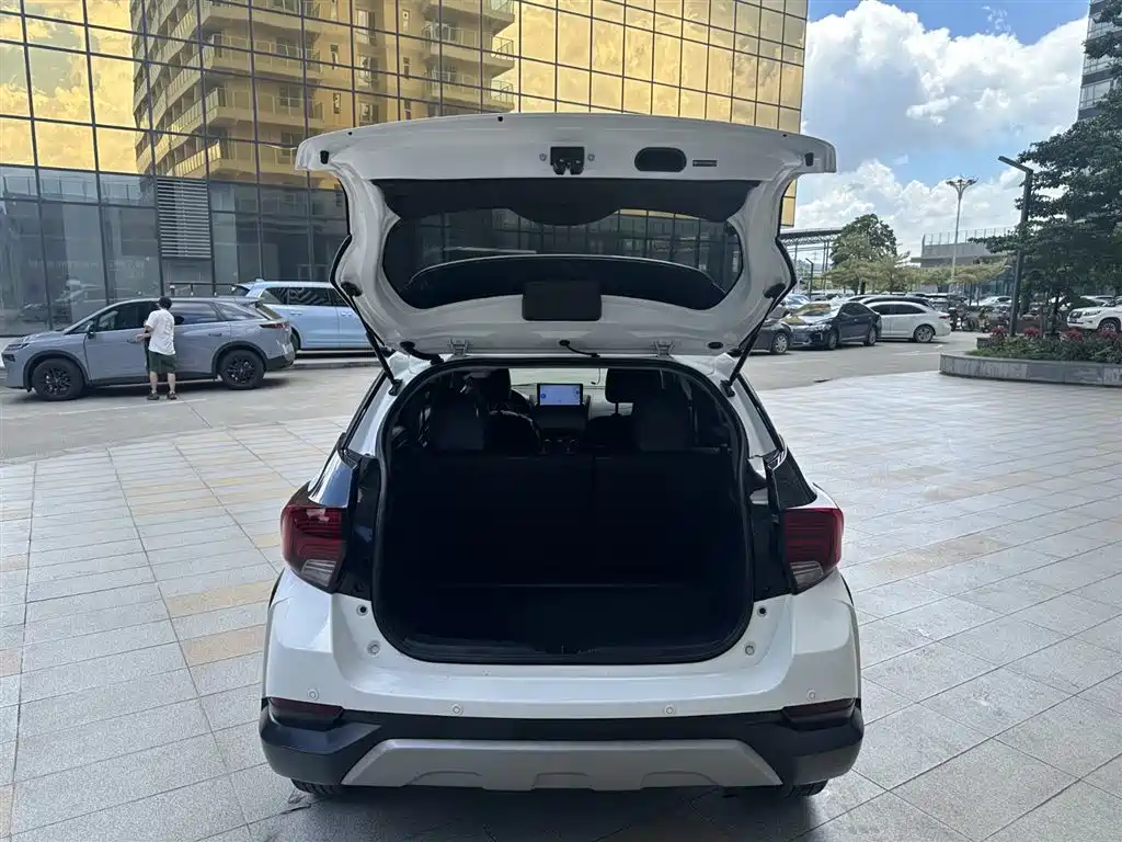 Toyota Yaris L 2023 — фото 13