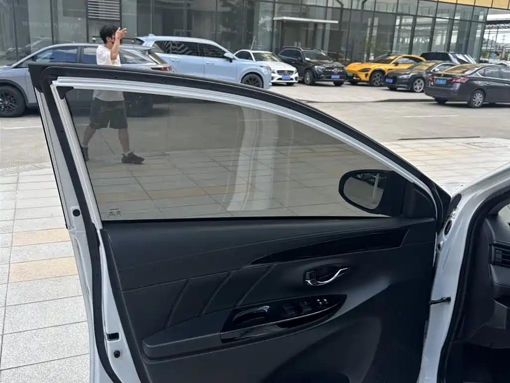 Toyota Yaris L 2023 — фото 12