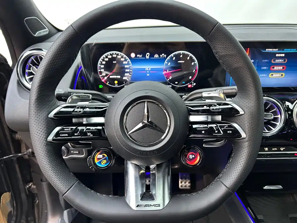 Mercedes-Benz GLB AMG 2026 — фото 14