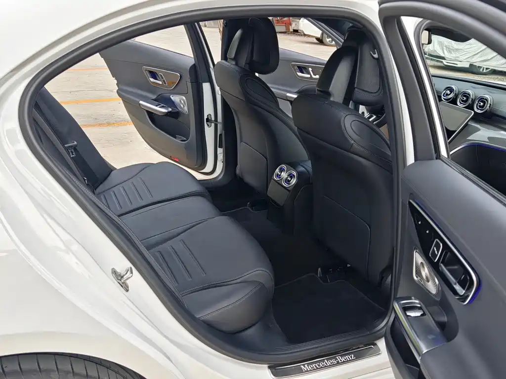 Mercedes-Benz C-Class 2024 — фото 17
