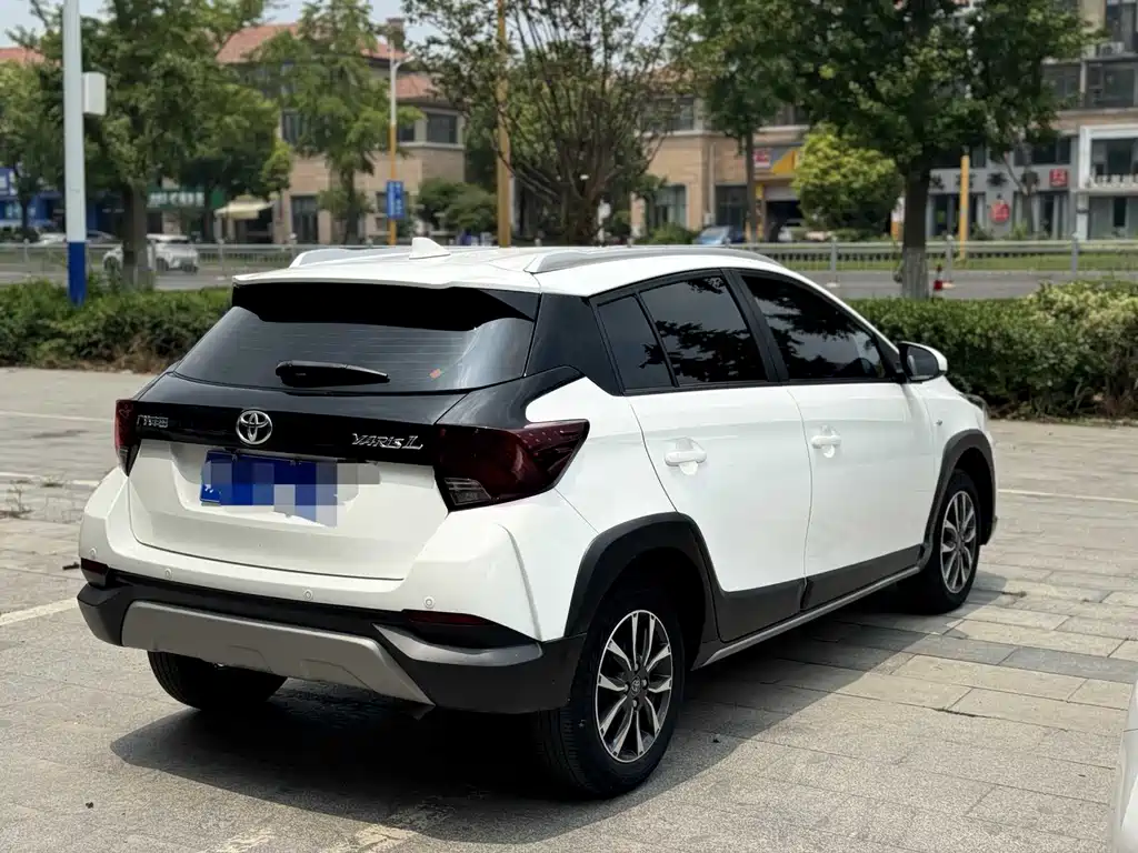 Toyota Yaris L 2022 — фото 9
