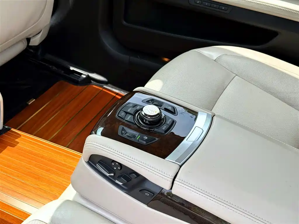 BMW 7 Series 2012 — фото 14