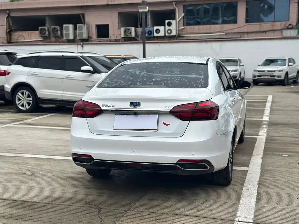 Geely Emgrand 2018 — фото 13