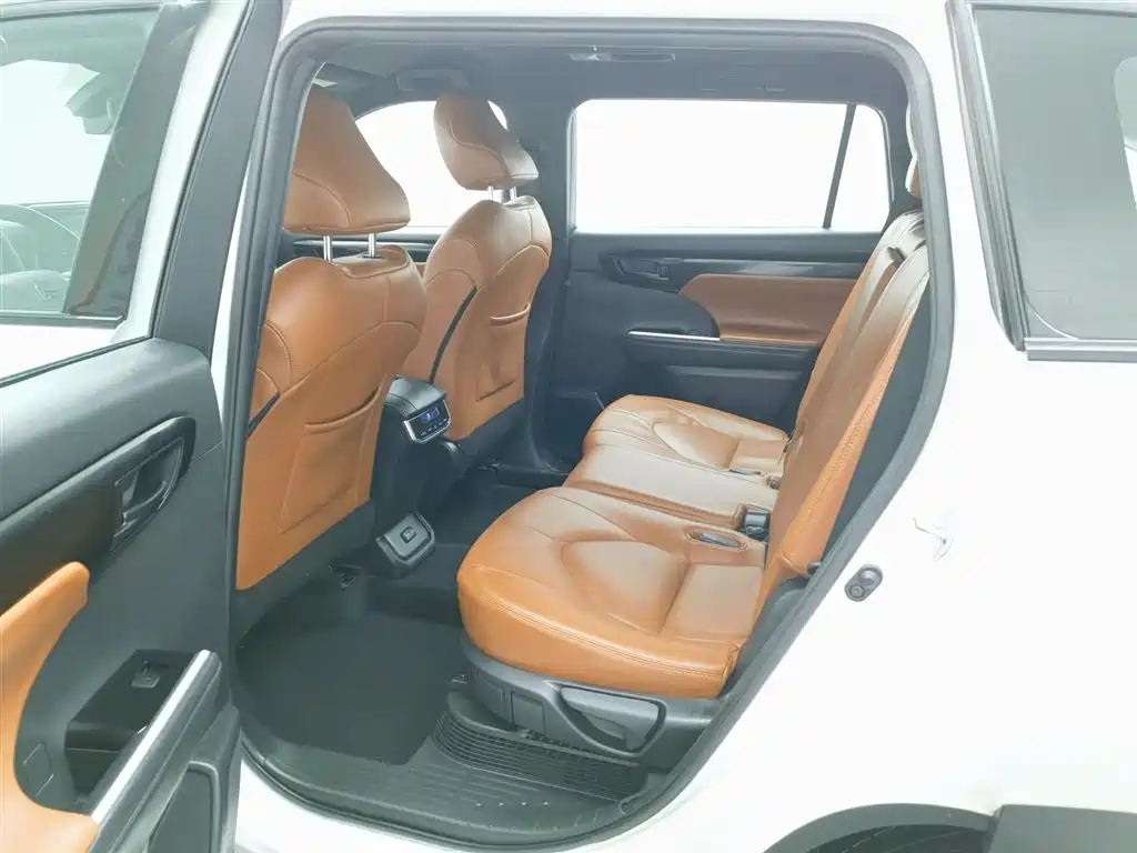 Toyota Crown Kluger 2023 — фото 15