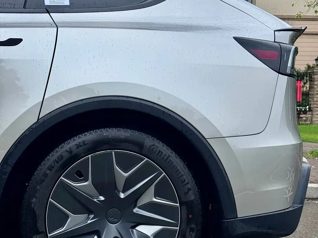 Tesla Model Y L 2025