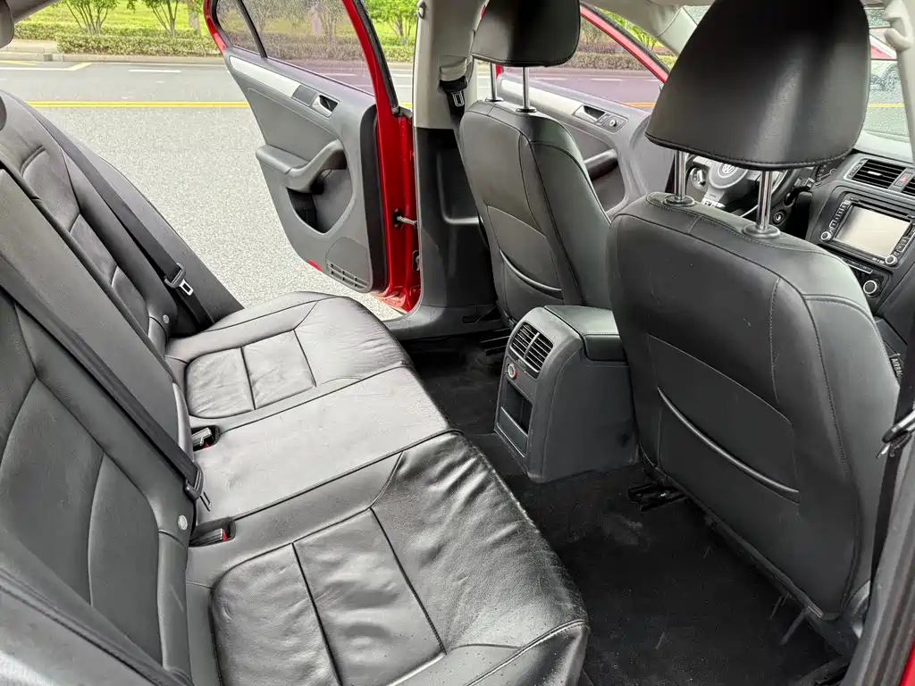 Volkswagen Sagitar 2015