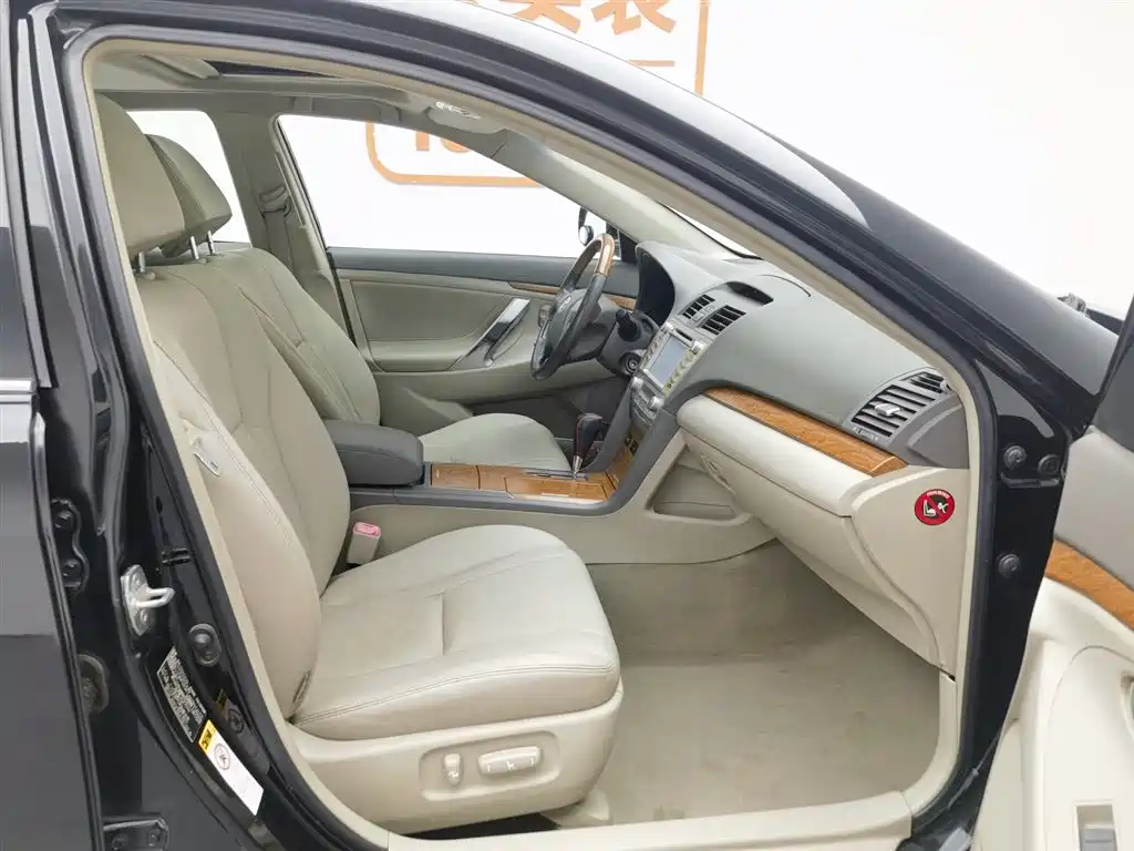 Toyota Camry 2010 — фото 23
