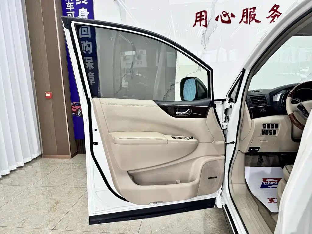 Nissan Quest 2016 — фото 15