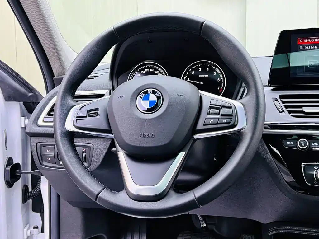 BMW 1 Series 2018 — фото 10