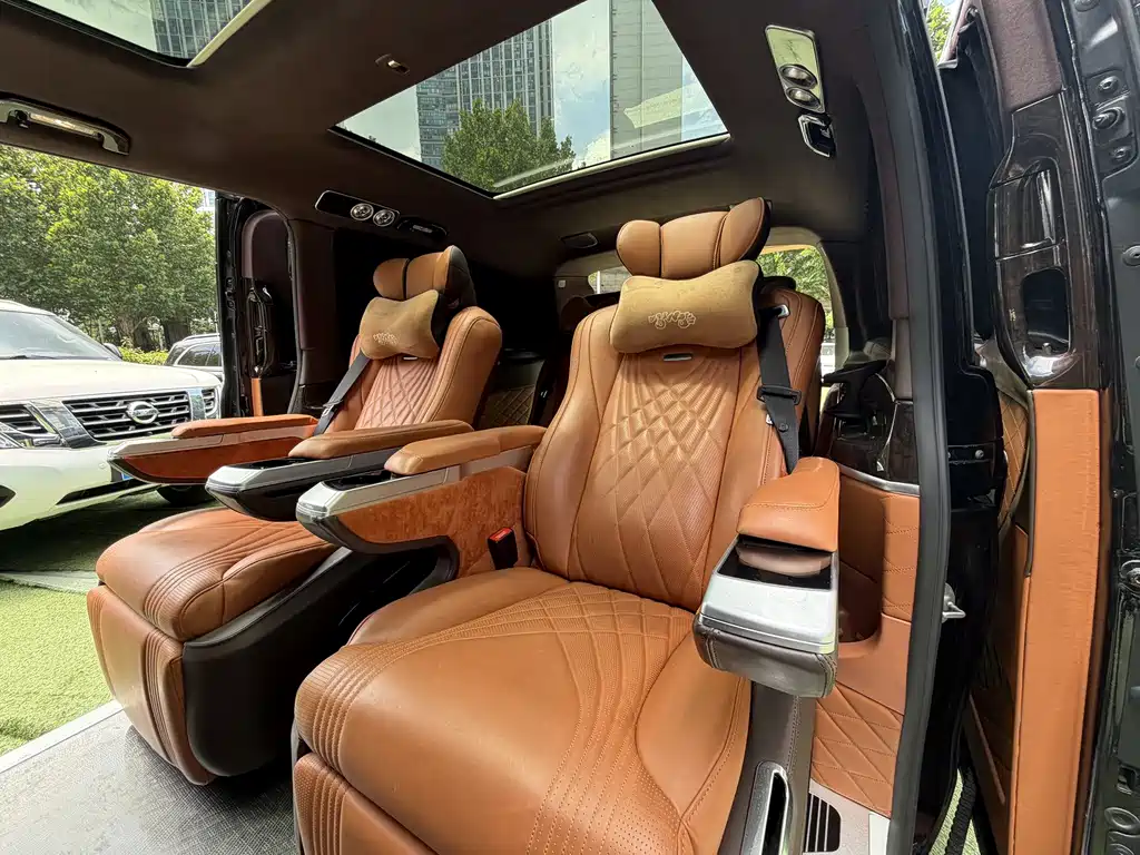 Mercedes-Benz V-Class 2023 — фото 7
