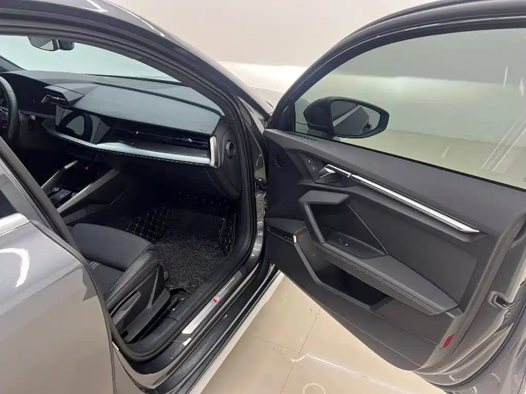 Audi A3 2023 — фото 10