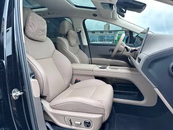 Li Auto i8 2025