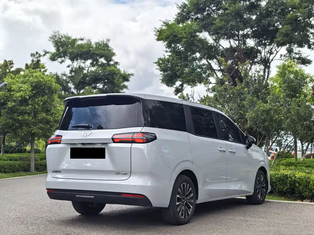 Wuling Starlight 730 EV 2025