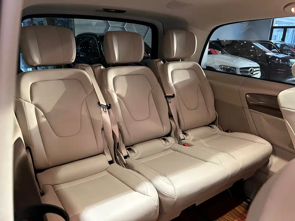 Mercedes-Benz V-Class 2021 — фото 30