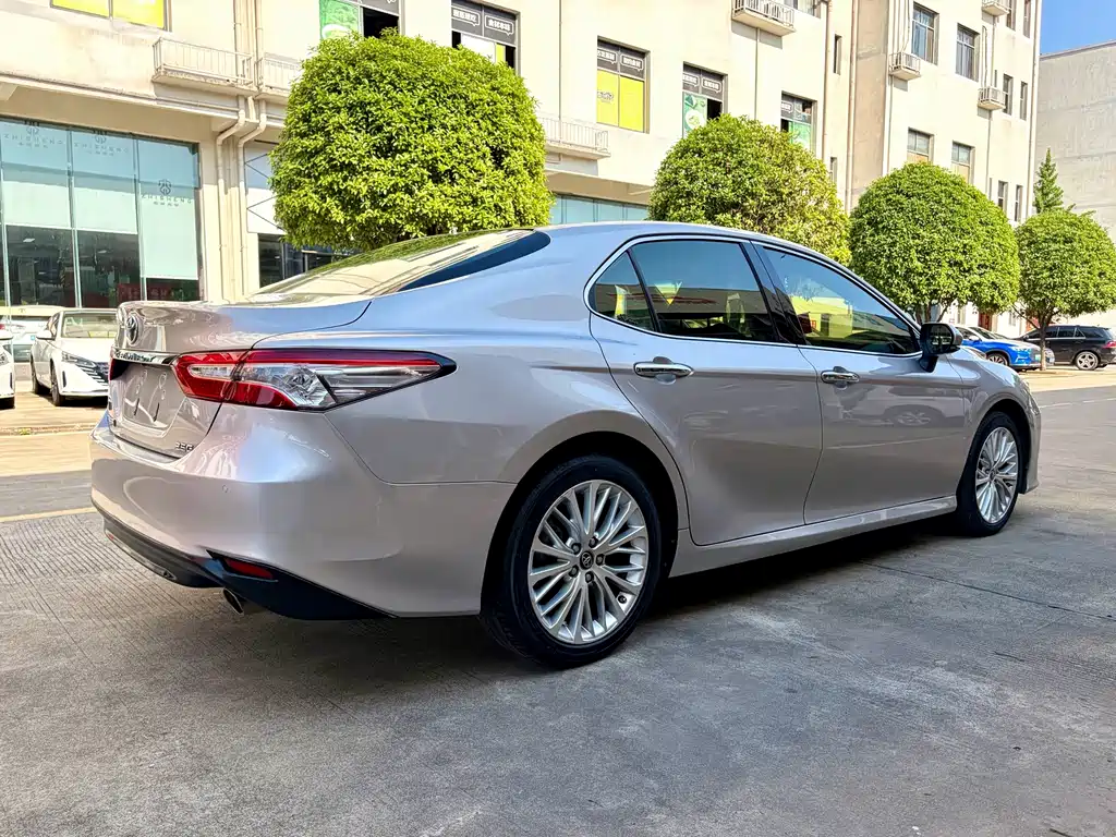 Toyota Camry 2019 — фото 16