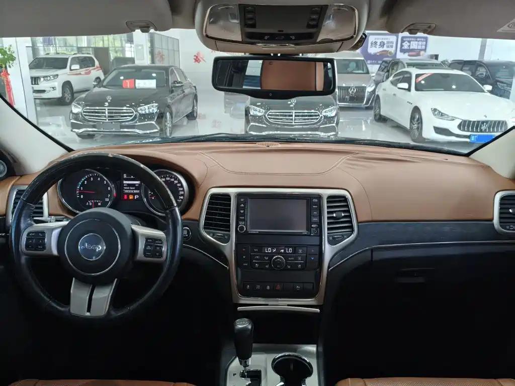 Jeep Grand Cherokee 2012 — фото 12