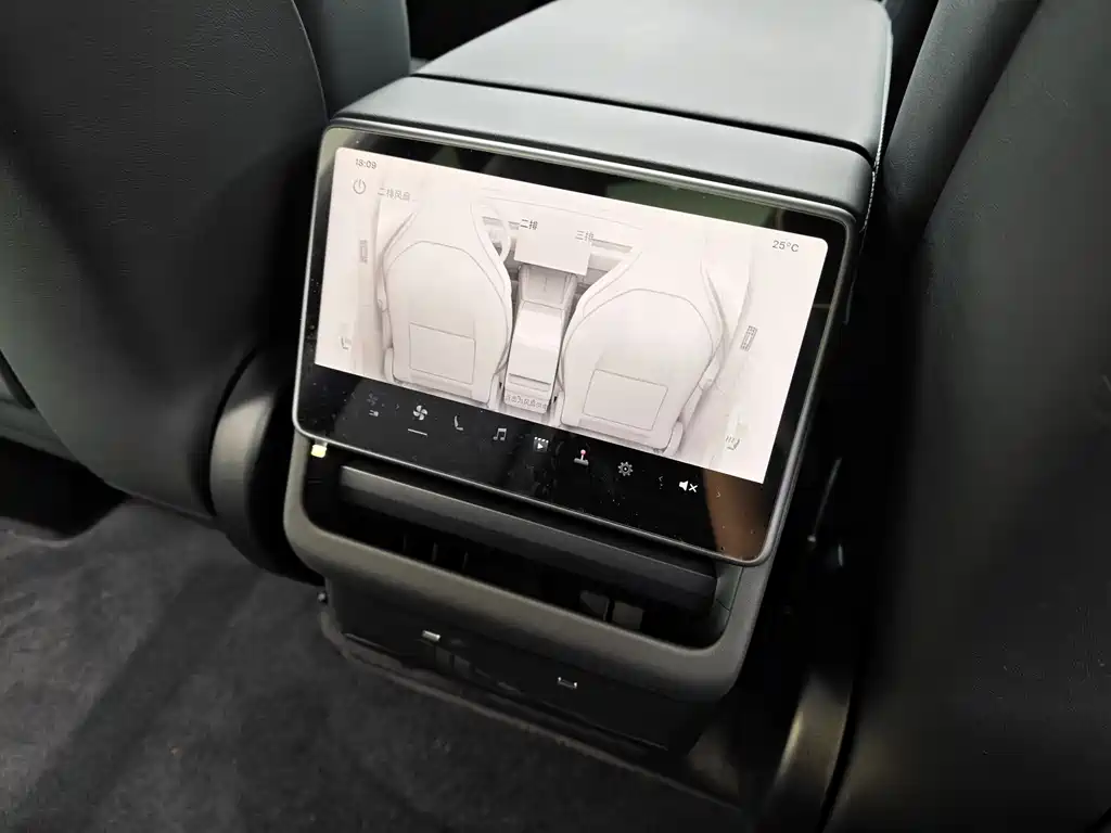 Tesla Model Y L 2025 — фото 17