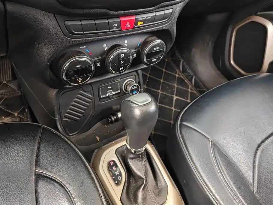 Jeep Renegade 2017 — фото 16