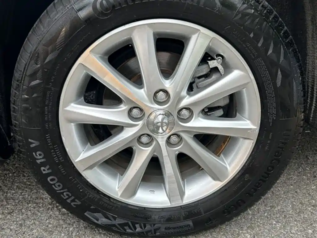 Toyota Camry 2010 — фото 10