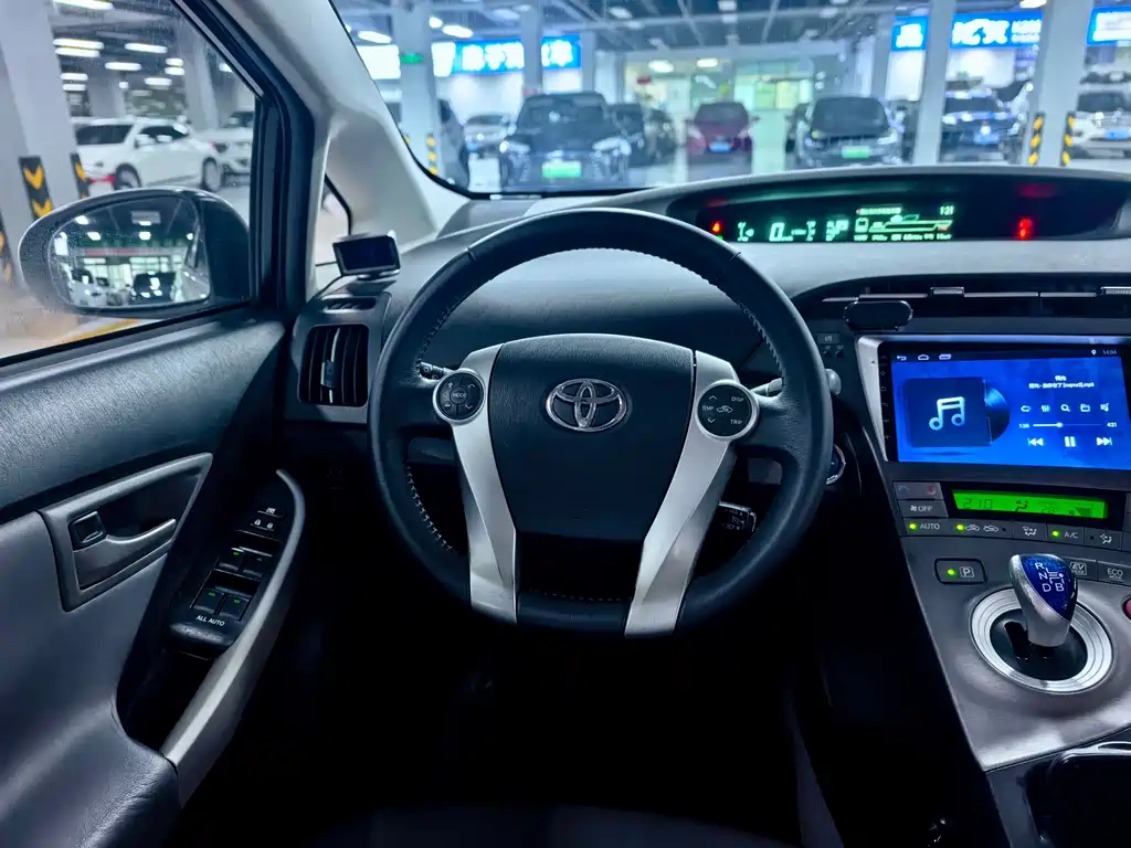 Toyota Prius 2012 — фото 9