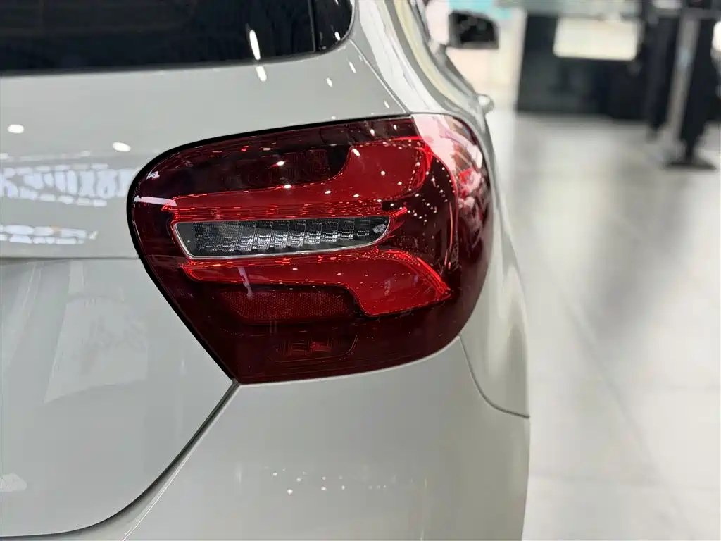Mercedes-Benz A-Class 2018 — фото 15
