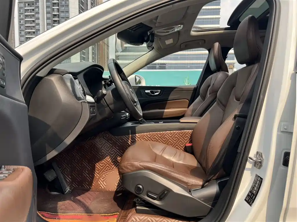 Volvo XC60 2019 — фото 23