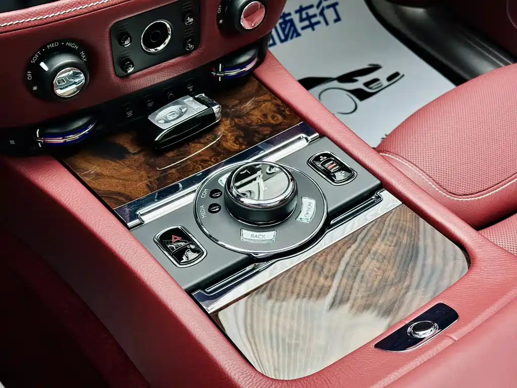 Rolls-Royce Ghost 2018 — фото 13