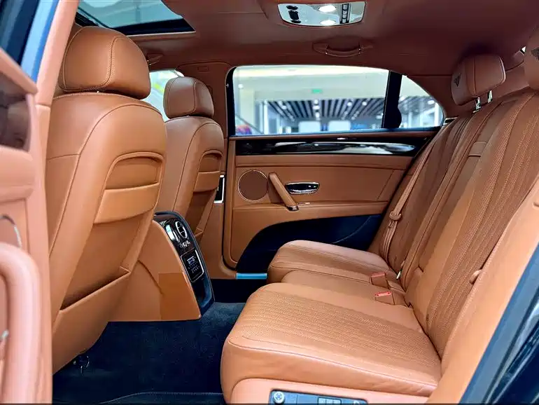 Bentley Flying Spur 2019 — фото 13