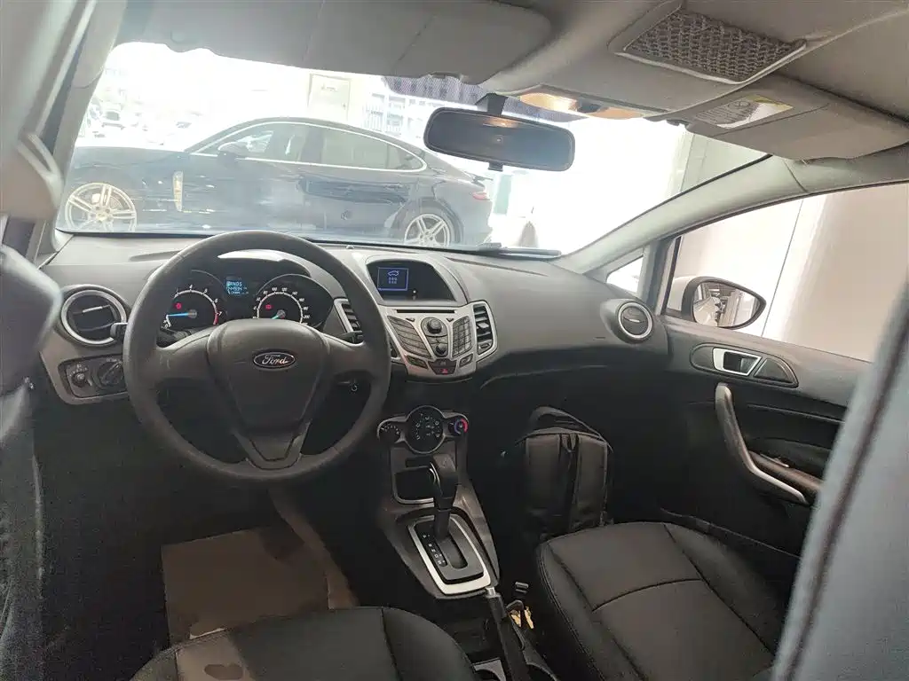 Ford Fiesta 2015 — фото 10
