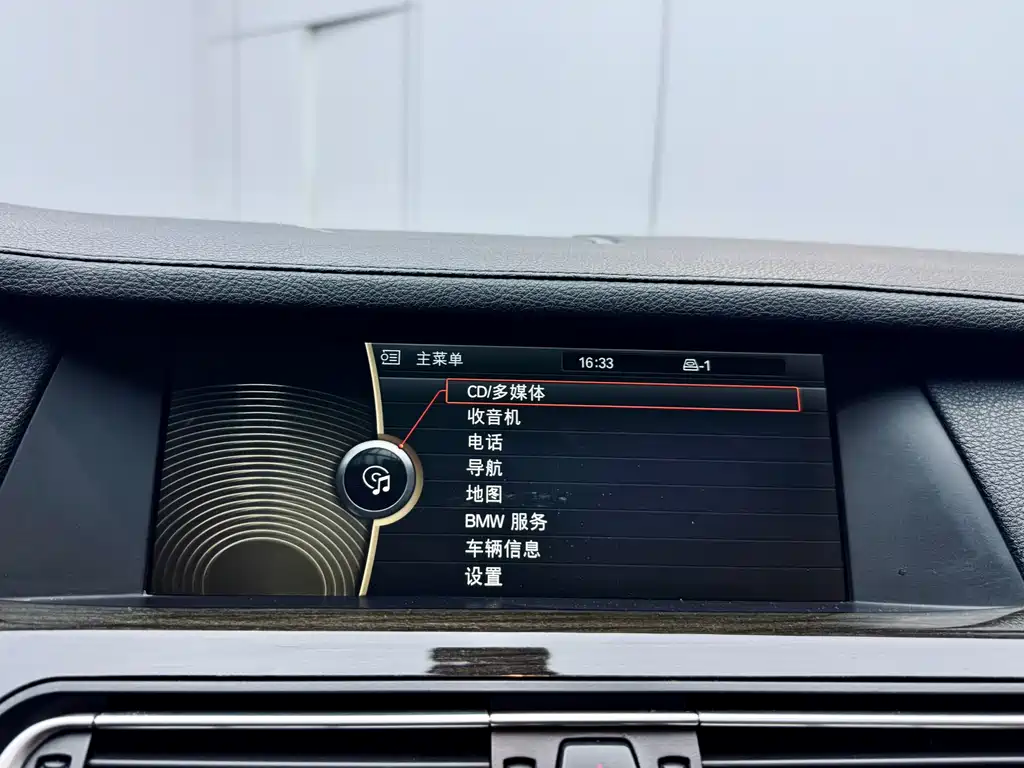 BMW 7 Series 2010 — фото 14