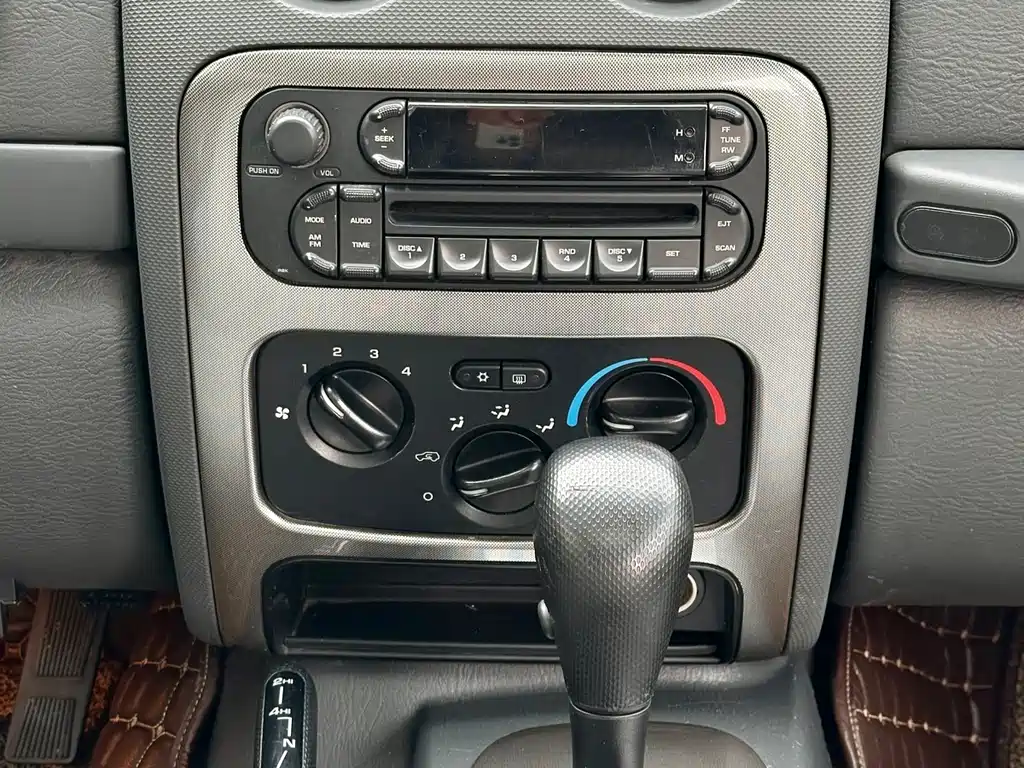Jeep Liberty 2006 — фото 13