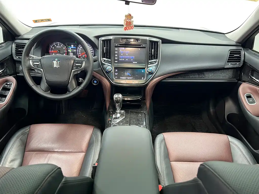 Toyota Crown 2018 — фото 6